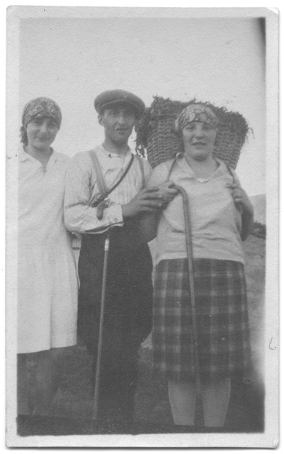 Arrigo Moresi in posa con due donne