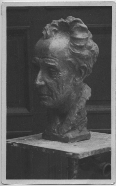 Testa scolpita da Mario Bernasconi