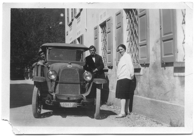 Attilio e Ermellina Borla davanti al ristorante del Ponte