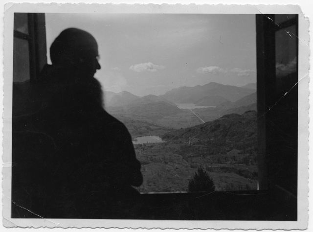 Frate di spalle alla finestra del convento di Bigorio