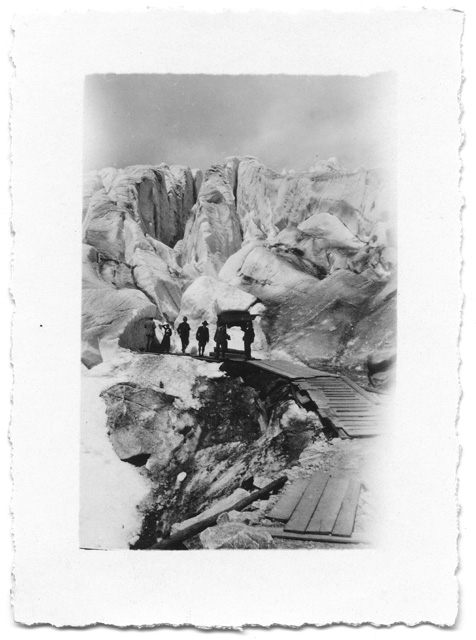 Club alpino in gita ad un ghiacchiaio