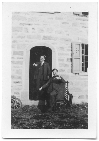 Uomini davanti a casa Lepori ai monti di Roveredo