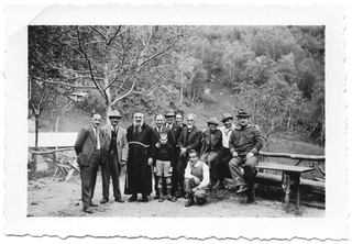 Gruppo in posa con frate a Gola di Lago