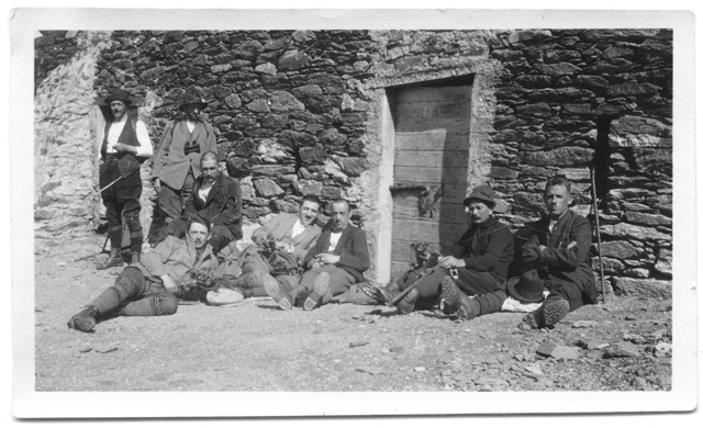 Gruppo di cacciatori davanti ad una cascina