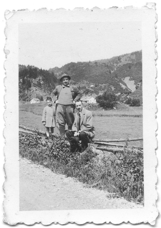 Piero Antonini e Andrea Ferrari con un bambino