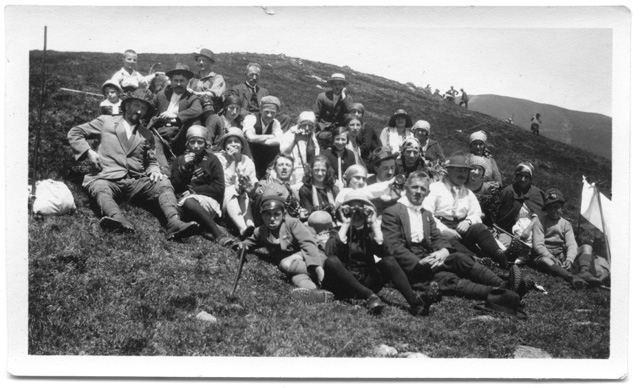 Gruppo in posa sopra a un prato a San Lucio