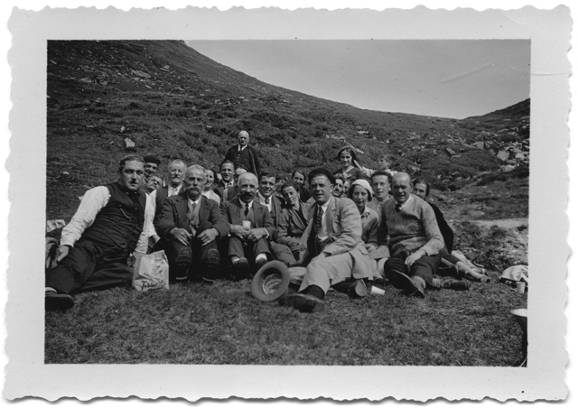 Gruppo in posa su un prato ai monti