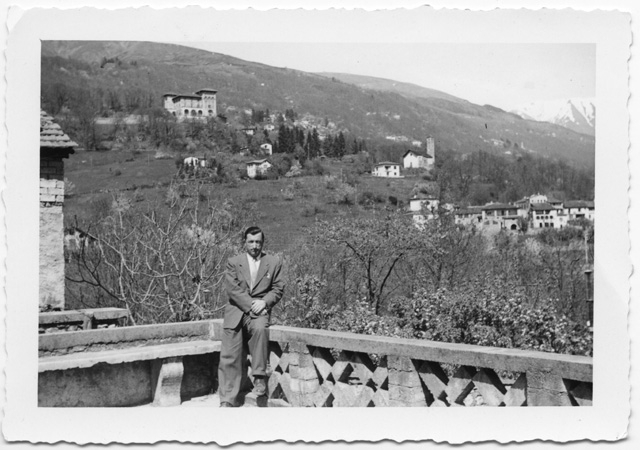 Remo Canonica in posa in balcone a Lugaggia