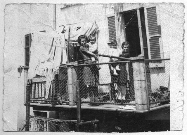 Brunello e Nelly Storni con due bambine su un balcone