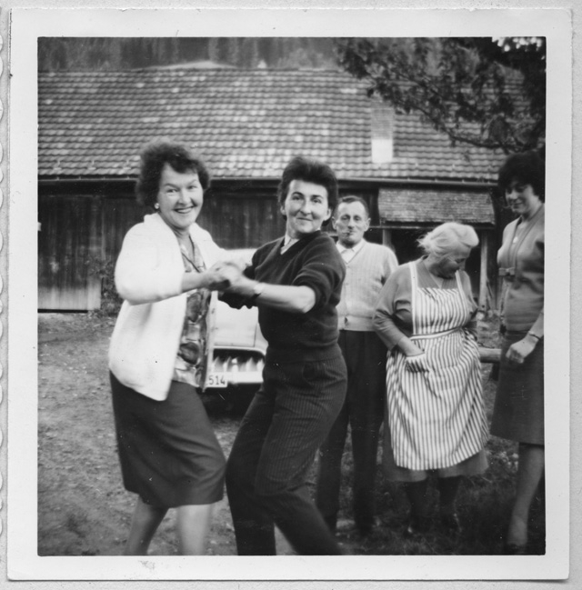 Due donne mentre ballano