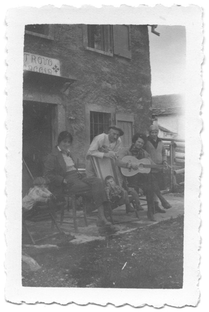 Gruppo in posa con chitarra a Condra