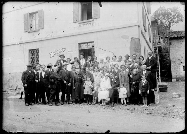 Gruppo in posa durante un matrimonio a Maglio di Colla