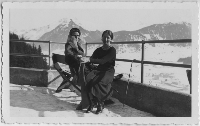 Irma Bernasconi Pannes con un'amica a Davos