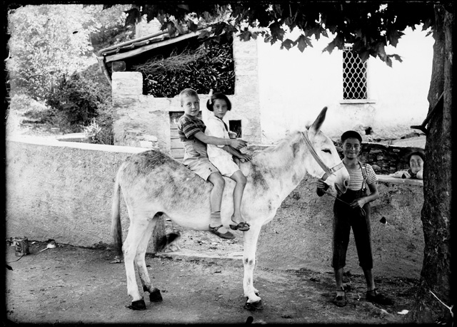 Bambini in posa con asino a Piandera