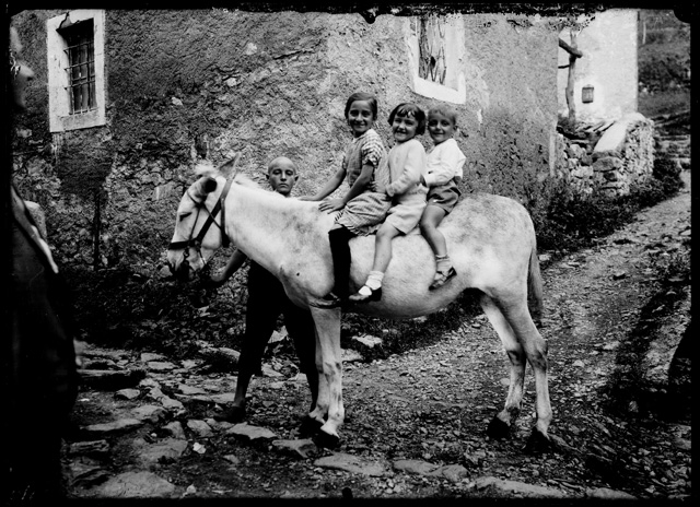 Franco Campana, Armida Campana e Mariangela Moresi in posa con asino a Piandera
