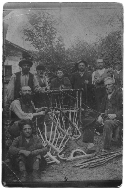 Gruppo di uomini con gerle