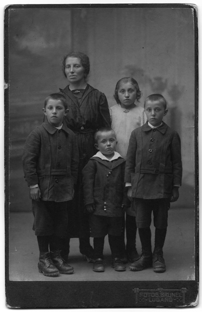 Madre in posa con i figli