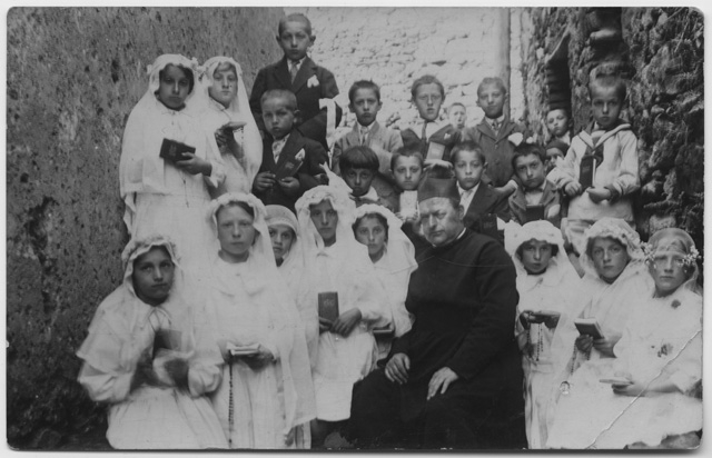 Bambini in posa per la Prima Comunione con Don Luigi Lepori a Cimadera