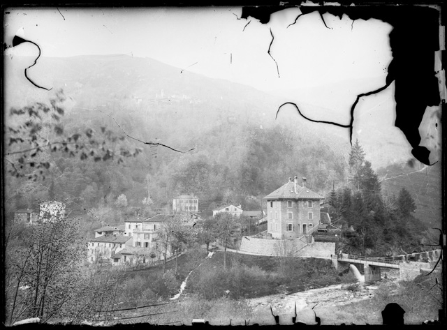 Veduta di Maglio di Colla con il ristorante Campana e la dogana