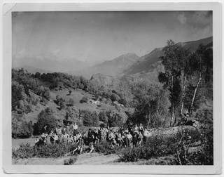 Gruppo in posa ai monti -