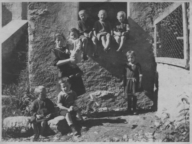 Bambini davanti ad una casa a Comano