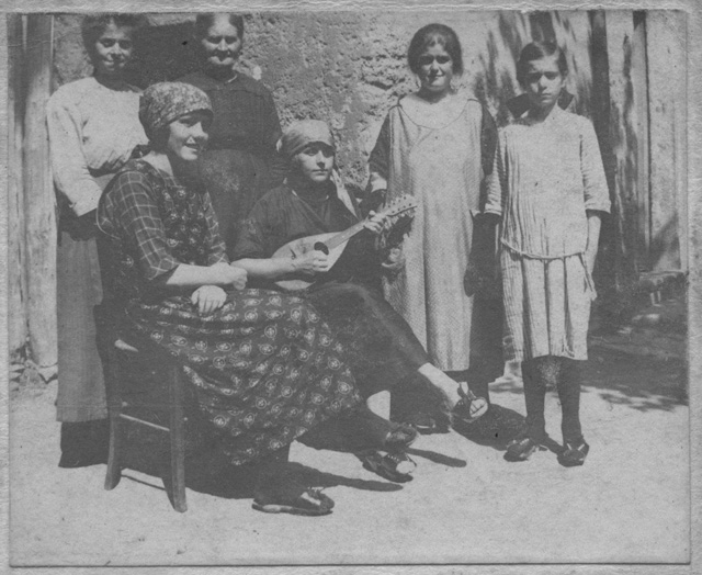 Gruppo di donne con mandolino