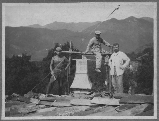 Tre operai in posa sopra ad un tetto