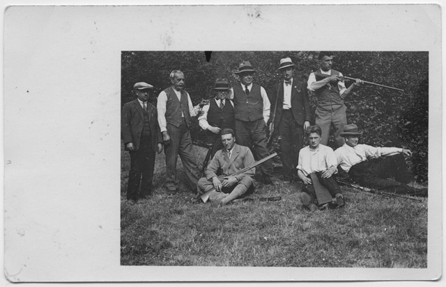 Gruppo di cacciatori in posa