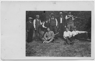 Gruppo di cacciatori in posa