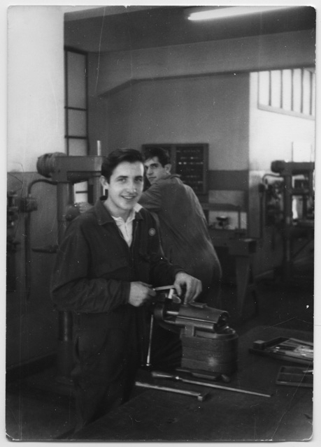 Michele Canonica al lavoro in officina