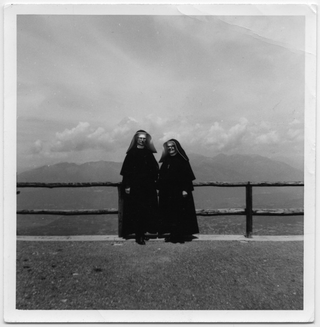 Suore in posa davanti ad un belvedere