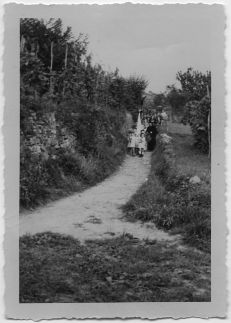 Corteo funebre in via Prospò a Comano