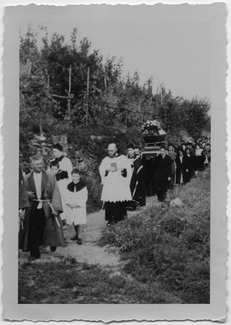 Corteo funebre con Don Morandi (al centro) in via Prospò a Comano