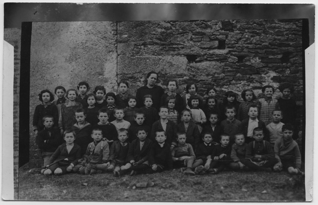 Scolaresca di Comano con la maestra Ida Pescia