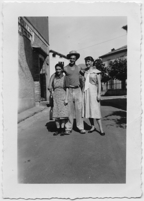 Ada Bettosini (a sinistra) con Orfeo San Galli e un'amica davanti al Ristorante della Posta