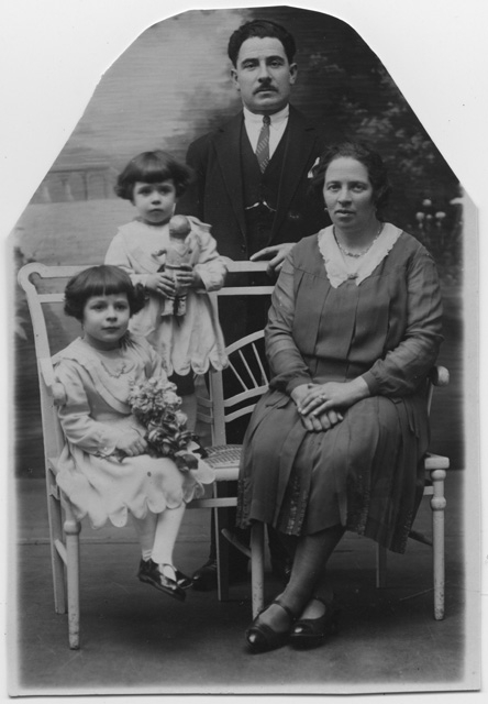 Carlo e Anna Rossini con le figlie Denise e Wilma