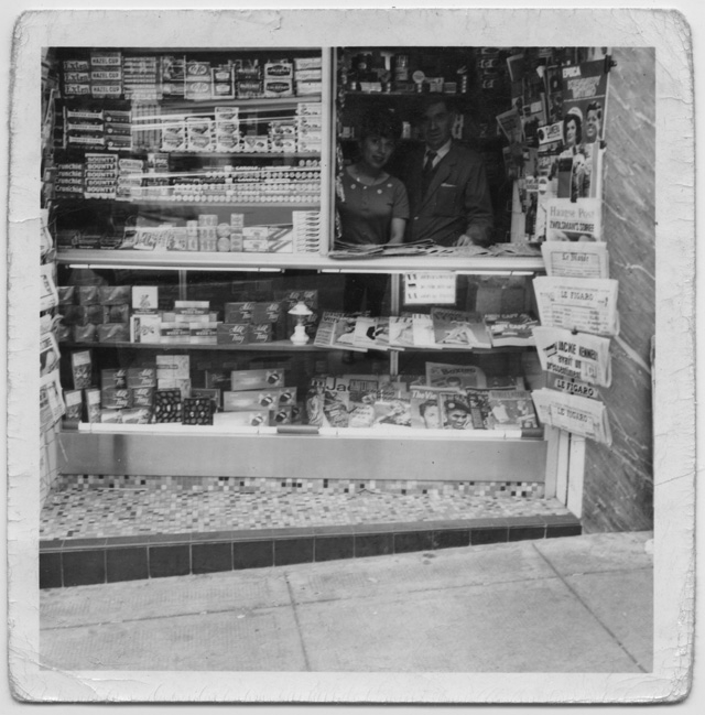 Jolanda ed Egidio Moresi al lavoro in un chiosco di giornali in Scozia