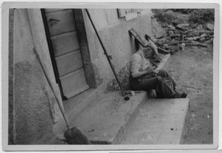 Natale Moresi mentre martella la lama di una falce