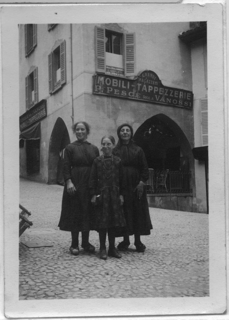 Amelia ed Eugenia Moresi in posa con un'amica a Lugano