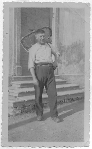 Pasquale Petralli con la gerla a Scareglia