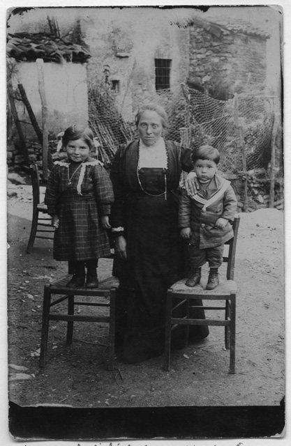 Angiolina Moresi con i figli Amelia e Egidio