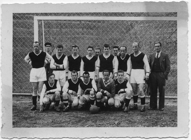 Squadra di calcio in posa