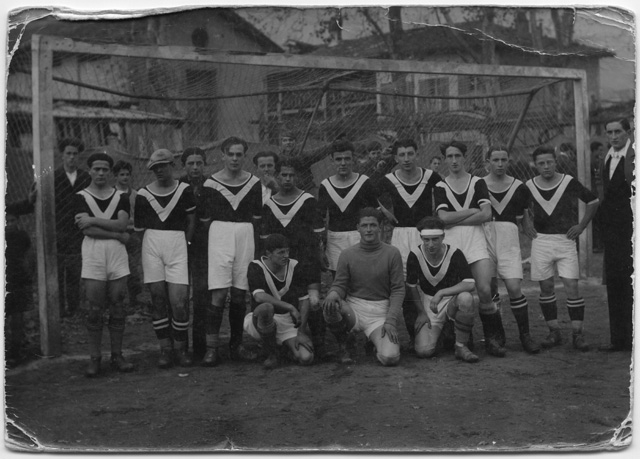 Squadra di calcio in posa