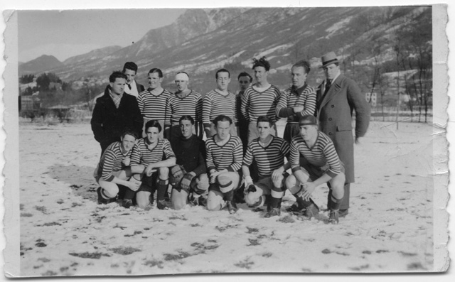 Squadra di calcio in posa in un campo innevato