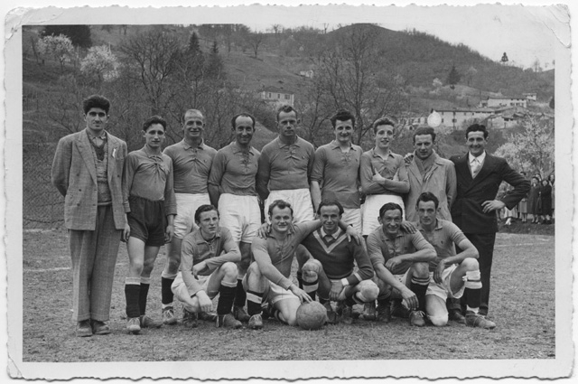 Squadra di calcio in posa a Comano