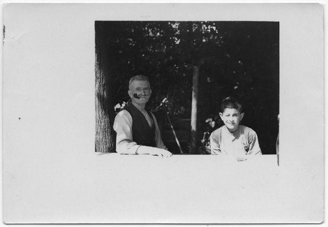 Salvatore Bettosini con un bambino all'Osteria Posta a Comano