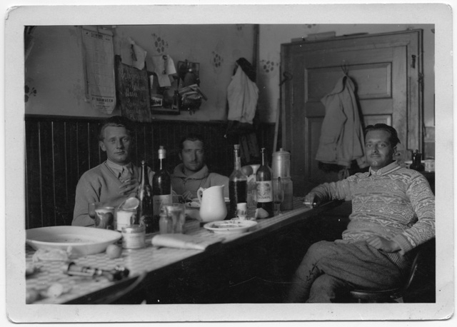 Remo Canonica (al centro) con amici attorno ad un tavolo