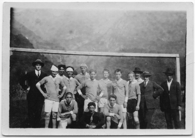 Squadra di calcio in posa a Tesserete