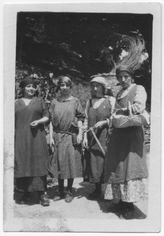 Donne in posa con attrezzi da lavoro