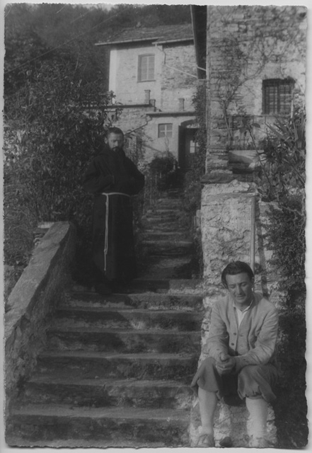 Mario Bernasconi e un frate al Convento di Bigorio